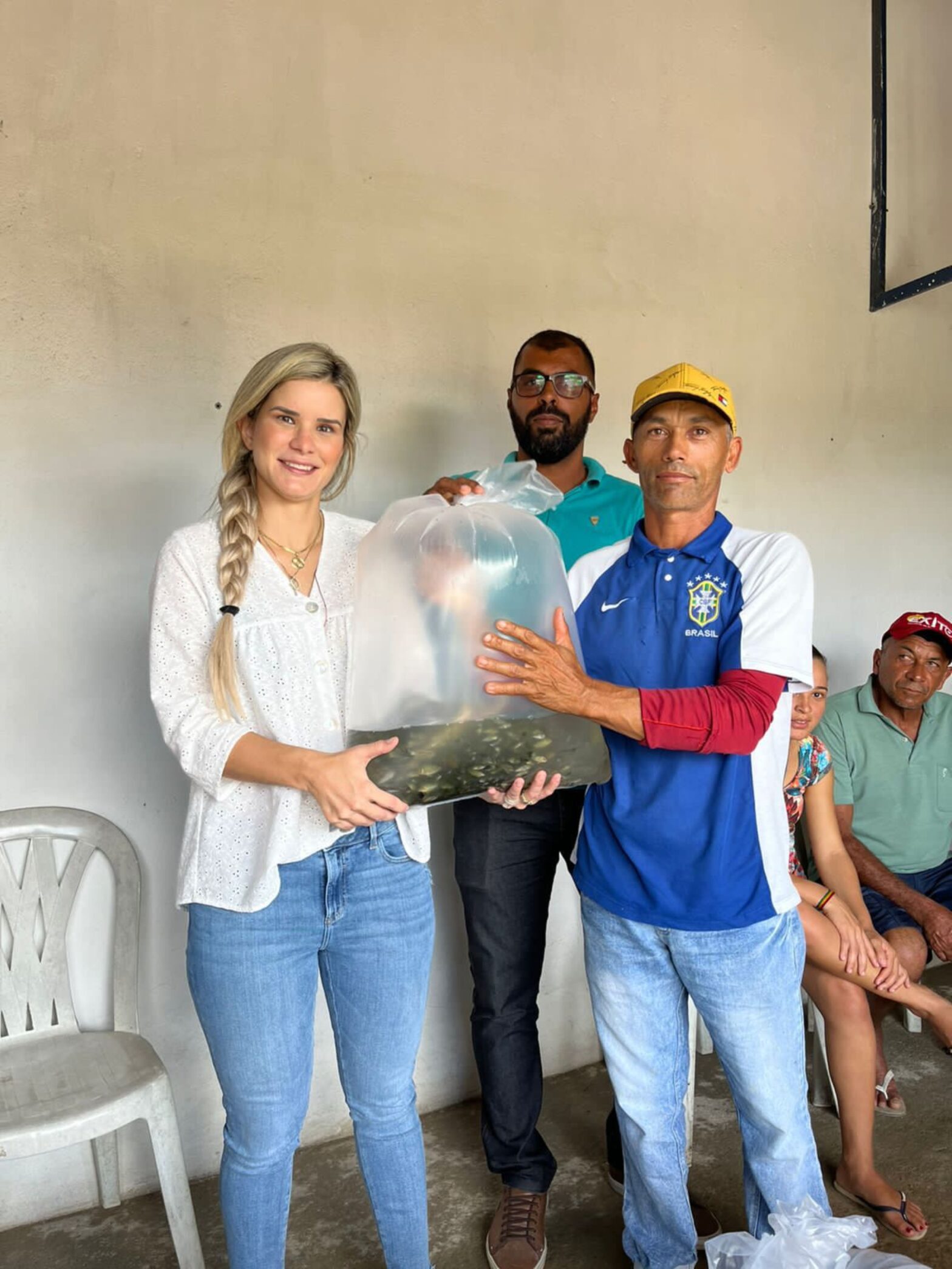 Prefeita Ceci Rocha distribui mais de 20 mil alevinos e fortalece psicultura no distrito Ouricuri, em Atalaia