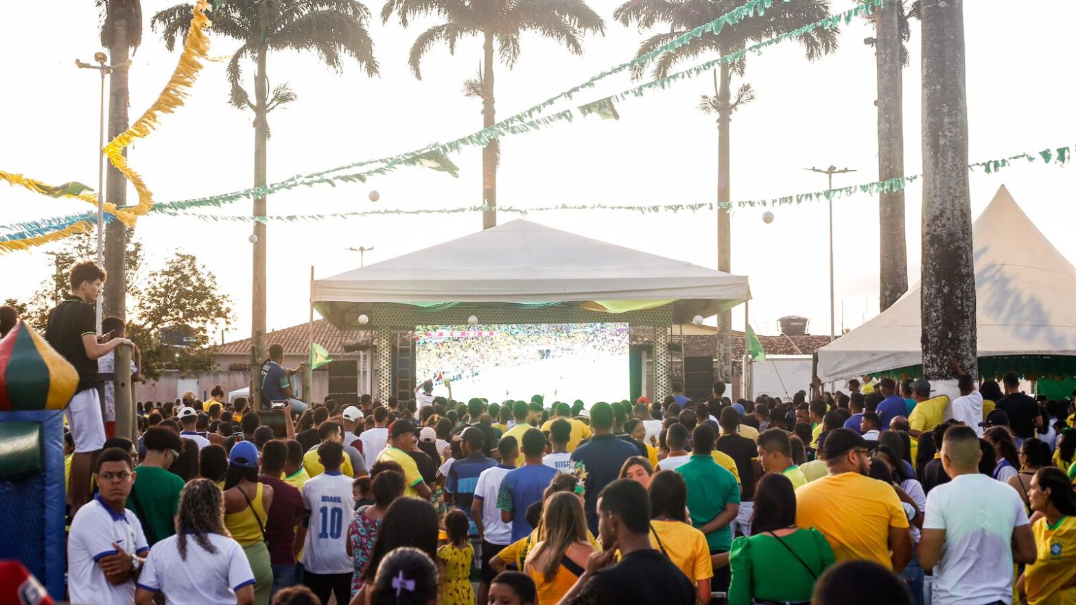 SUCESSO – Mais uma vitória do Brasil reúne centenas de torcedores na Arena da Copa, em Atalaia