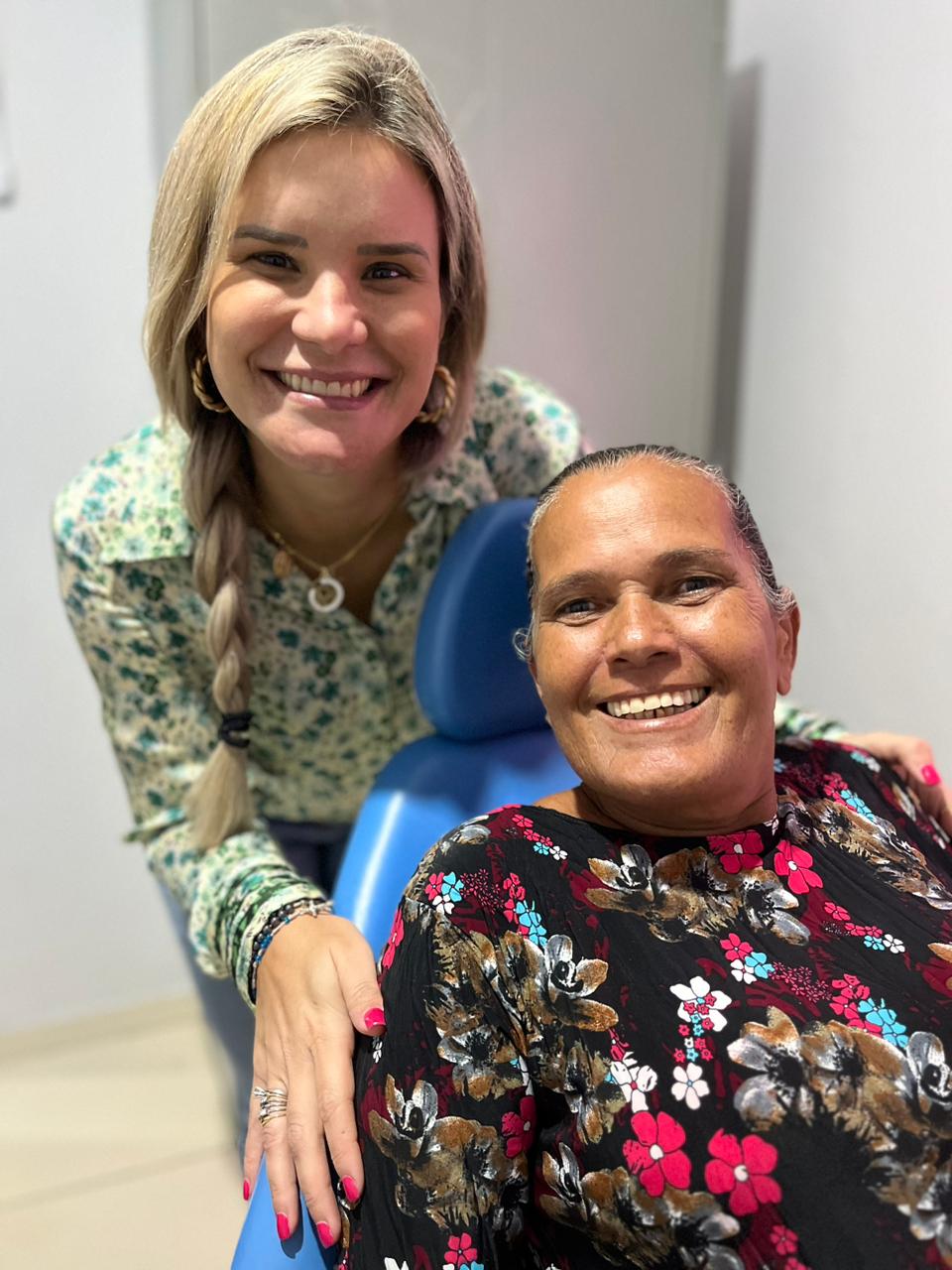 Prefeita Ceci entrega 50 próteses dentárias e destaca missão de “continuar cuidando das pessoas”