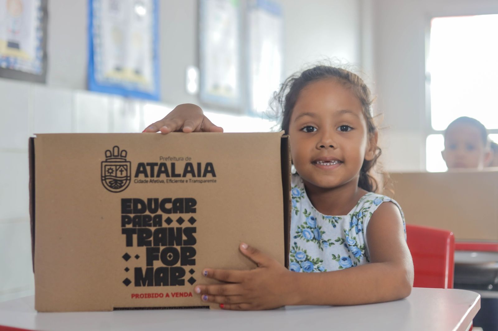 Prefeitura de Atalaia inicia entrega de kits escolares: “educação que transforma”, diz Ceci