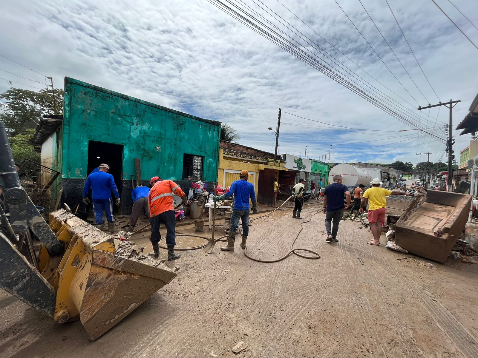 Limpeza das ruas e abrigos: Prefeitura de Atalaia segue trabalhando para minimizar os impactos causados pelas chuvas